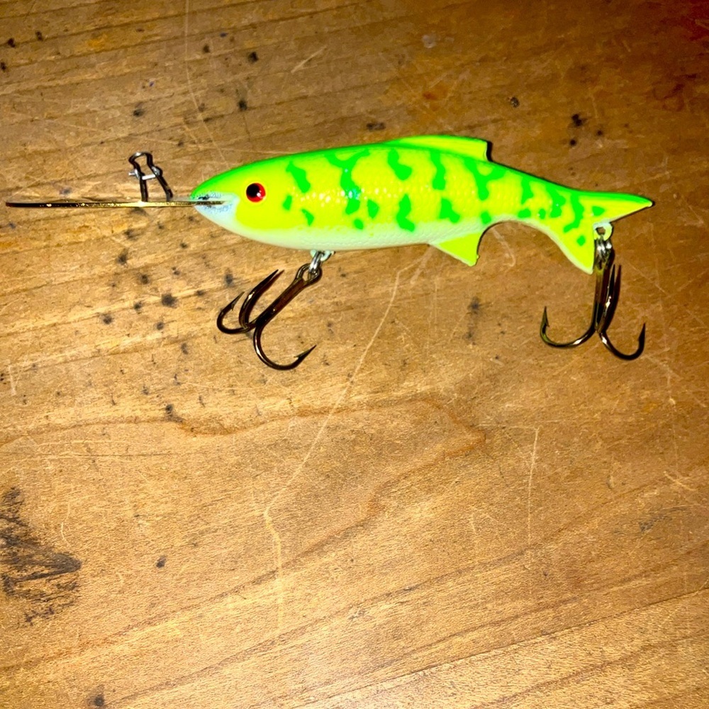 Good used condition , vintage Luhr Jensen Rockwalker 3/4 oz fishing lure